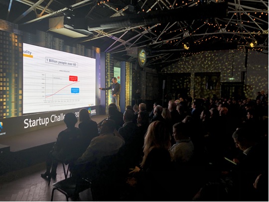 写真　多数の聴衆を前にピッチを行うスタートアップ（ジェトロ撮影）