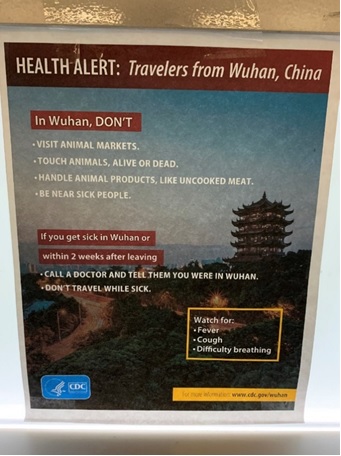 写真　武漢からの旅行者に向けて新型コロナウイルスへの注意を呼び掛けるCDCのビラ（サンフランシスコ国際空港、ジェトロ撮影）
