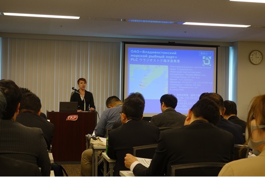 写真　自社のプレゼンテーションを行うロシア極東の企業（ジェトロ撮影）