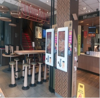 写真　行政区の通達を受け店内での飲食提供を中止しているマクドナルド（ジェトロ撮影）