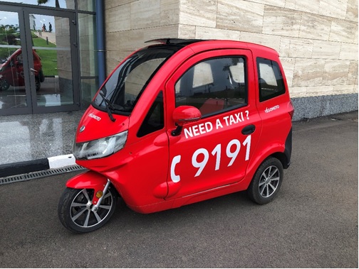 写真　会場ではルワンダのライドシェア「Yego」の3輪バイクを試乗できた（ジェトロ撮影）