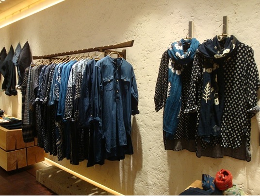 写真　45Rサントノーレ店で人気の藍染めワンピース（フォーティーファイブアールピーエム・アール・フランス提供）