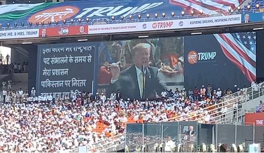写真　式典が行われた「モテラスタジアム」で演説するトランプ大統領（2月24日、ジェトロ撮影）