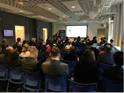 写真　トロント大学内の会場は立ち見もでるにぎわい（ジェトロ撮影）