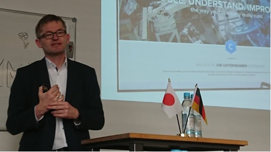 写真　ミュンヘン工科大学の起業支援機関UnternehmerTUMの取り組みを説明するヘルムート・ショーネンベルガー最高経営責任者（CEO）（ジェトロ撮影）