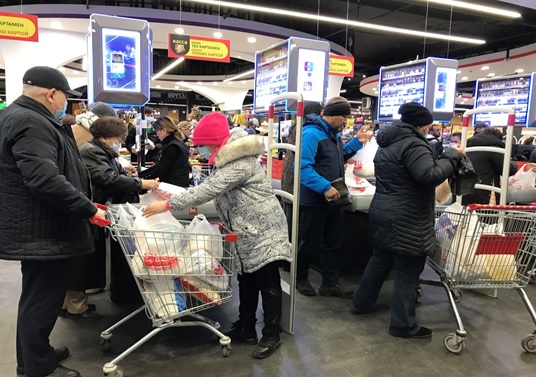 写真　都市封鎖の発表後、スーパーで食料品を買いだめするヌルスルタン市民（ジェトロ撮影）