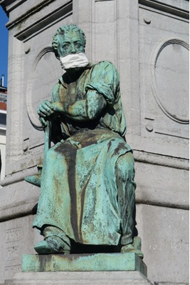 写真　ブリュッセルでは銅像もマスク装着（ジェトロ撮影）