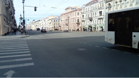 写真　サンクトペテルブルクのメインストリートであるネフスキー大通りの様子。人通りや交通量はまばら（2020年3月29日、ジェトロ撮影）