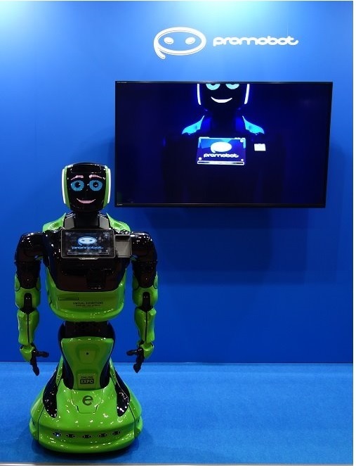 写真　プロモボットのサービスロボット（ジェトロ撮影）