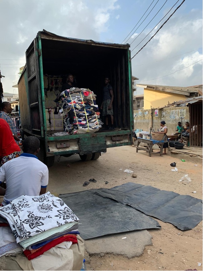 写真　ナイジェリアの倉庫に到着した日本からの古着など（スタンデージ提供）