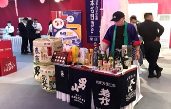写真　日本酒の試飲販売（ジェトロ撮影）
