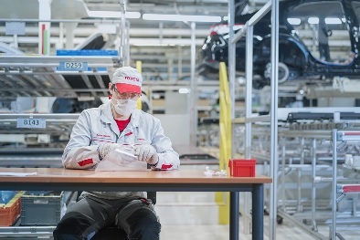 写真　フェイスシールド製造の様子（トヨタ自動車ロシア提供）