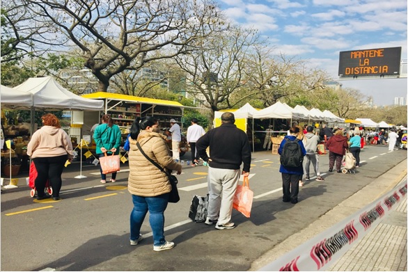 写真　ブエノスアイレス市運営屋外市場で人との距離を置く市民（ジェトロ撮影）