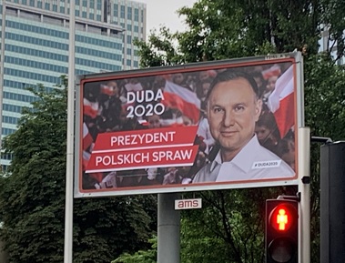 写真　ワルシャワ市内のドゥダ氏の選挙ポスター（ジェトロ撮影）