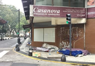  写真　ブエノスアイレス市内の街角で寝るホームレスも増加（ジェトロ撮影）