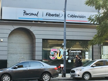 写真　国内で携帯電話、インターネット、ケーブルテレビサービスを提供するテレコム・アルヘンティーナの店舗前（ジェトロ撮影）