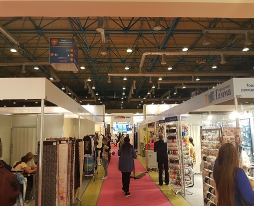 写真　さまざまな柄・色の布地が展示（9月16日、ジェトロ撮影）