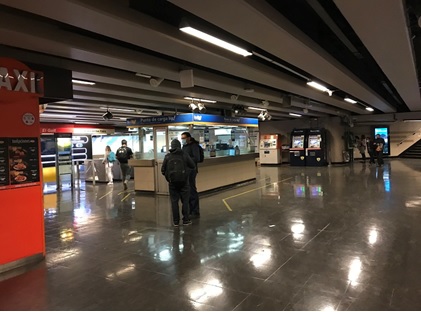 写真　帰宅ラッシュの夕刻の時間帯にも閑散としている地下鉄駅の様子（ジェトロ撮影）