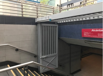 写真　反政府デモ以降に地下鉄駅に新設された金属製扉（ジェトロ撮影）