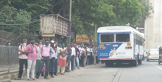 写真　バス乗車を待つムンバイ市民（2020年6月、ジェトロ撮影）