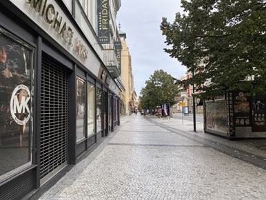写真　プラハ市内繁華街の小売店も一斉閉鎖に（ジェトロ撮影）