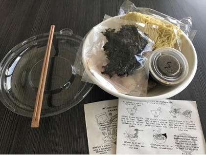 写真　個別に包装された麺や具材とともに、調理方法を記した説明書が配達される（ジェトロ撮影）