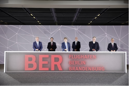 写真　ベルリン・ブランデンブルク・ウィリー・ブラント空港が開港。左からカールステン・シュポア氏（ルフトハンザCEO）、アンドレアス・ショイアー氏（交通・デジタルインフラ相）、エンゲルベルト・リュトゥケ・ダルドルップ氏（ベルリン・ブランデンブルク空港CEO）、ディートマー・ボイトケ氏（ブランブルク州首相）、ヨハン・ラングレン氏（イージージェットCEO）、ミヒャエル・ミュラー氏（ベルリン市長）（ベルリン・ブランデンブルク・ウィリー・ブラント空港提供。©Janine Schmitz/Photothek）