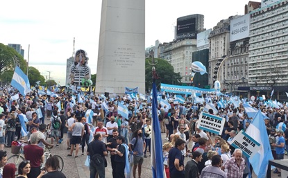 写真　政府に反対するデモ行進が行われたブエノスアイレス市内（11月8日、ジェトロ撮影）