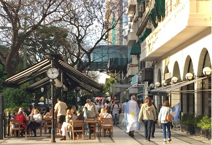 写真　満席でにぎわうブエノスアイレス市内の街角のカフェ（ジェトロ撮影）