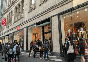 写真　店舗前で入店を待つ人々。ダウンタウンへの客足の呼び戻しへの貢献が期待される（同社提供）