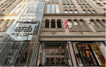 写真　モントリオール中心に位置するイートンセンター内にある新店舗。道路に面した出入口を持つ店舗はユニクロ・カナダで初めて（同社提供）