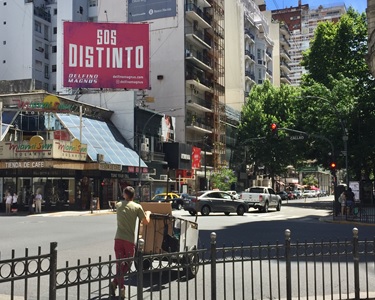 写真　社会的保護を必要とする貧困層が目立つブエノスアイレス市内の街角（ジェトロ撮影）