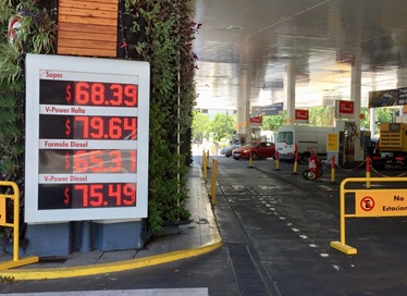 写真　ブエノスアイレス市内のガソリンスタンド価格表（12月18日時点、ジェトロ撮影）