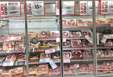写真　クリスマスに向けた期間限定の割引牛肉を提供する市内のスーパー（ジェトロ撮影）