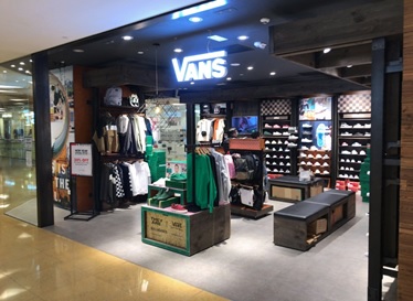 写真　香港島にあるショッピングセンター内の「Vans」店舗（ジェトロ撮影）