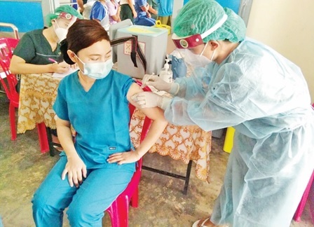 写真　ワクチン接種を受ける医療従事者（写真提供：ミャンマー国営新聞The Mirror ）