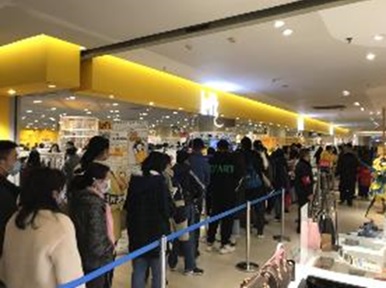 写真　入店を待つ買い物客の行列（ジェトロ撮影）