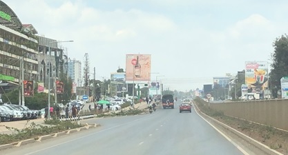 写真　ナイロビ市内ンゴングロードの様子。工事が終わり、渋滞の解消に貢献した。しかし2020年第4四半期に入り交通量が増え、再び渋滞がみられるようになった（2020年9月、ジェトロ撮影）