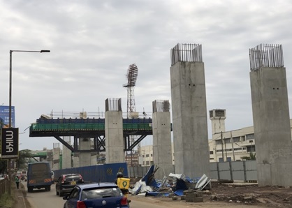 写真　2019年に開始したジョモ・ケニヤッタ国際空港とナイロビ中心地、ナクル地域を結ぶバイパス工事は、2020年には大幅に進展した（ジェトロ撮影）