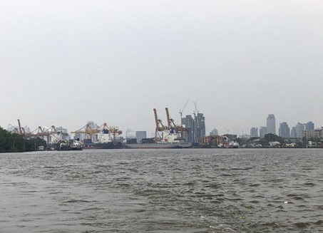写真　チャオプラヤー川から見たバンコク港の様子（2月13日、ジェトロ撮影）