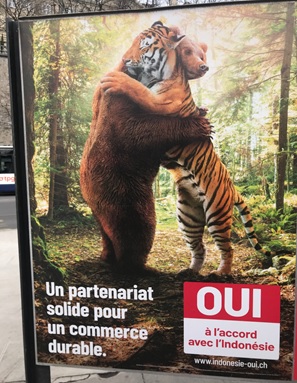 写真　インドネシアとのEPA賛成を訴える、スマトラトラとスイスの熊が抱擁を交わすポスター（ジェトロ撮影）