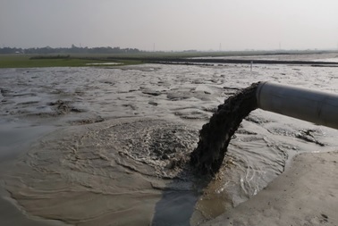 写真　土砂を運搬する様子（ジェトロ撮影）