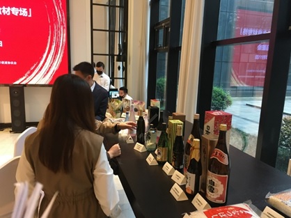 写真　品定めするバイヤーの様子（ジェトロ撮影）