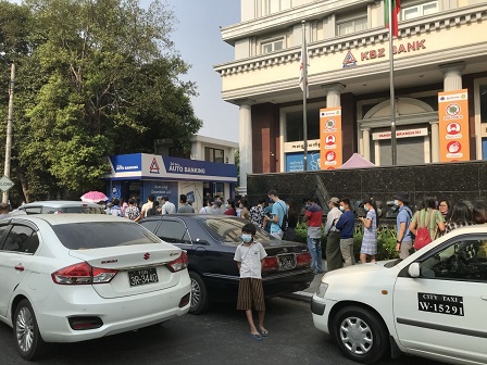 写真　17日午前8時45分ごろのカンボーザ銀行ヤンゴン本店前の様子（ジェトロ撮影）
