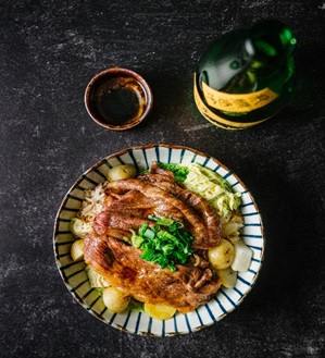 写真　パーマー氏考案のしゃぶしゃぶの調理方法を用いた料理と日本酒（ベン・ホン氏提供）