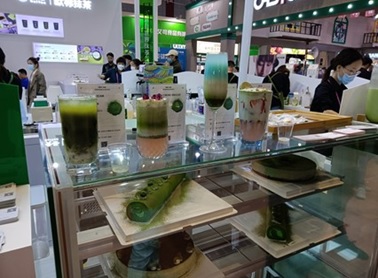 写真　抹茶を活用した飲料、デザートを出展する企業（ジェトロ撮影）