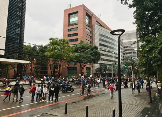 写真　街頭デモの様子（5月5日ジェトロ撮影）