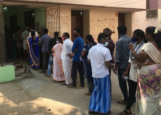写真　投票所では、有権者は建物の外に並び、投票の順番を待っている（ジェトロ撮影）
