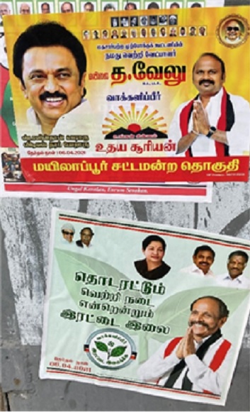 写真　ポスター（上：DMK、下：AIADMK）には、各党の候補者と代表者、そして過去の州首相の写真が掲載（ジェトロ撮影）