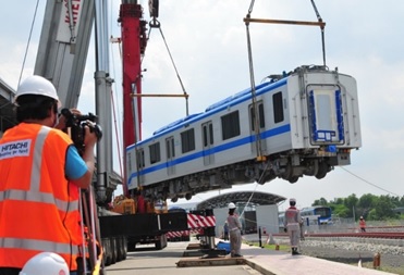 写真　車両がデポに設置される様子（ホーチミン市都市鉄道管理局提供）